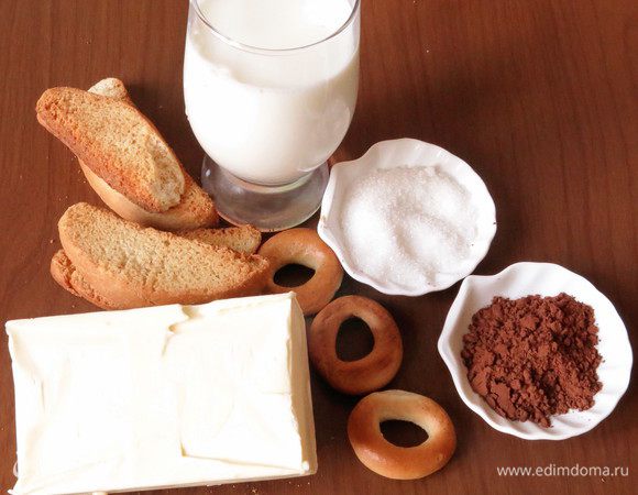 Подготовим ванильные сухари, по стакану молока и сахара, какао, пачку сливочного масла, сушки ванильные.