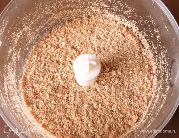 Размалываем сухари.