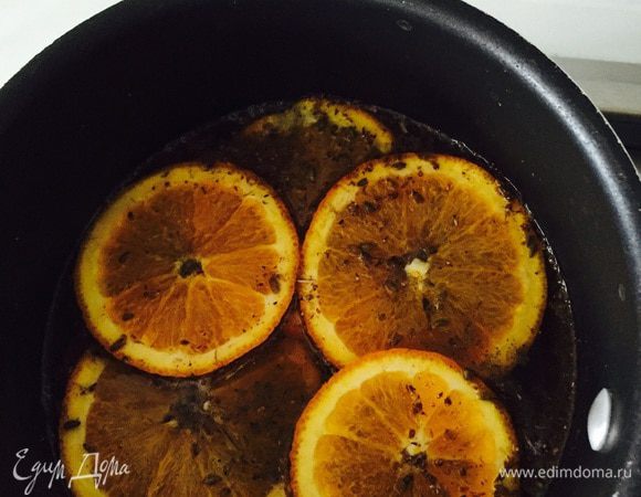 Этот кекс из таких, для которых самое долгое подготовить все ингредиенты. Первым делом беремся за конфи. Нарезаем апельсин на тонкие кружочки. Ставим на огонь сахар с водой (у меня оставался сахар с лавандой, получилось вдвойне ароматно). Доводим до кипения, даем сахару полностью раствориться. Укладываем дольки апельсина, уменьшаем огонь и томим наши цитрусы час-полтора.