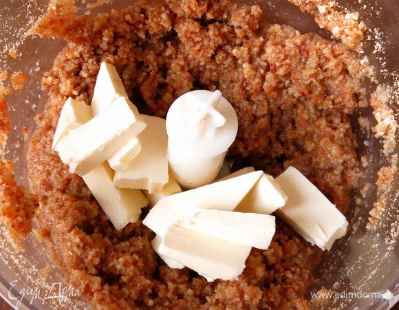 К смеси добавляем масло.