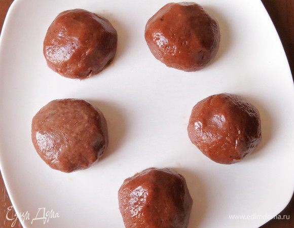 Из темной массы мокрыми руками формируем шарики. Всего получается 10 штук. 