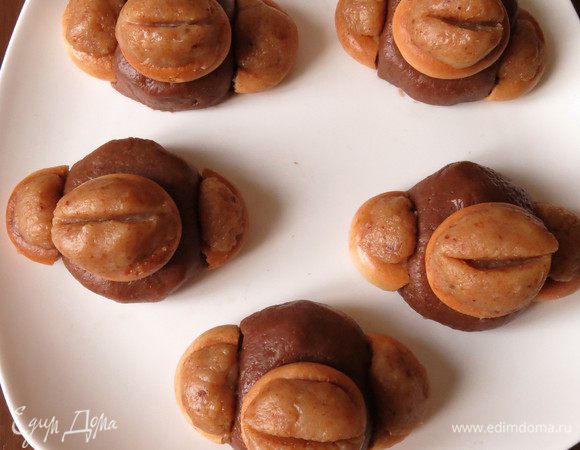 Соединяем шарики и целые сушки — рот, половинки сушек — ушки. Делаем разрез — улыбка.