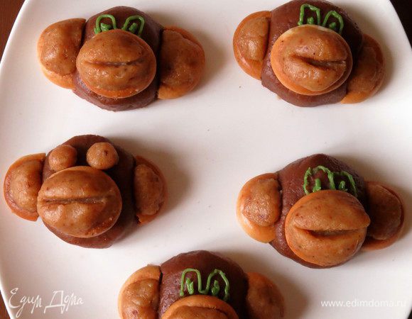 Рисуем глаза сахарной глазурью или делаем глаза в виде шариков из светлой массы. Подаем сладости — из трубочек и мандаринок делаем пальму, посыпаем на тарелку сахарную глазурь для украшения — песок.