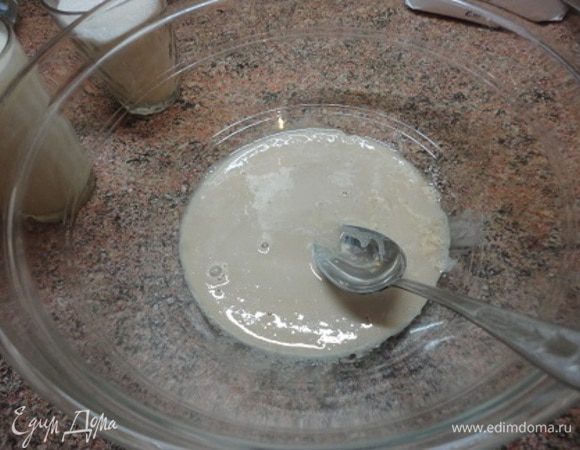 Дрожжи растереть с тремя ложками сахара.