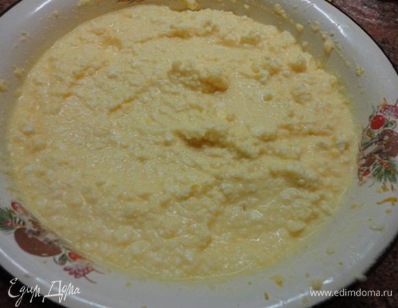 Мягкое сливочное масло растереть с сахаром и, взбивая, добавить по одному яйца. Соединить яично-сливочную массу с творогом. Если творог деревенский, крупинками, его лучше протереть. Мне это не потребовалось, т.к. творог был мягким. И не забудьте сюда же добавить цедру одного лимона. Объем этой массы значительный и я, когда пекла впервые, даже испугалась, но напрасно. Все это отлично соединится с подошедшей опарой и оставшейся мукой. Советую подсыпать муку частями — понадобится больше или меньше, все зависит от влажности творога и размера яиц. Готовое тесто надо оставить еще на час для подъема. Время подъема тоже приблизительно. Вы все знаете, что это зависит от окружающей температуры.