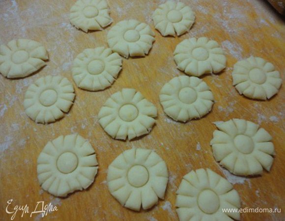 Приготовим украшения, но на булочки я их укладываю только после того, как они поднимутся, чтобы цветочки не свалились при подъеме.