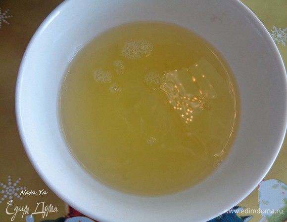 Белки предварительно нужно «состарить». Для этого отделим их от желтков и оставим на ночь при комнатной температуре. 250 грамм белков — это примерно 8–9 яиц среднего размера.