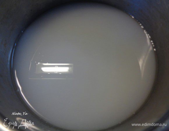 А тем временем займемся помадкой. Помимо сахара и воды нам потребуется лед, миска с ледяной водой, кисточка, термометр (для удобства, но не обязателен), огнеупорная миска для охлаждения сахарного сиропа и взбивания помадки, миксер, деревянная лопатка. Общее время приготовления — около 1 часа. В сотейник насыпаем сахар и зальем водой.