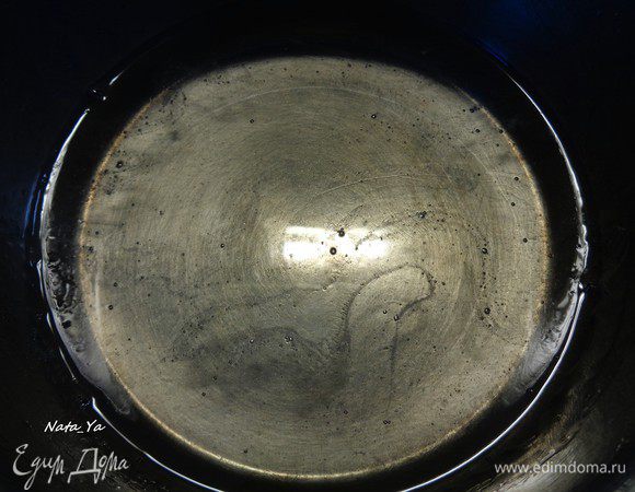 Снимем пену. Мокрой кисточкой со стенок сотейника снимем кристаллики сахара. Это нужно для того, чтобы эти крупинки сахара в последствии не стали центрами кристаллизации и не испортили помадку.