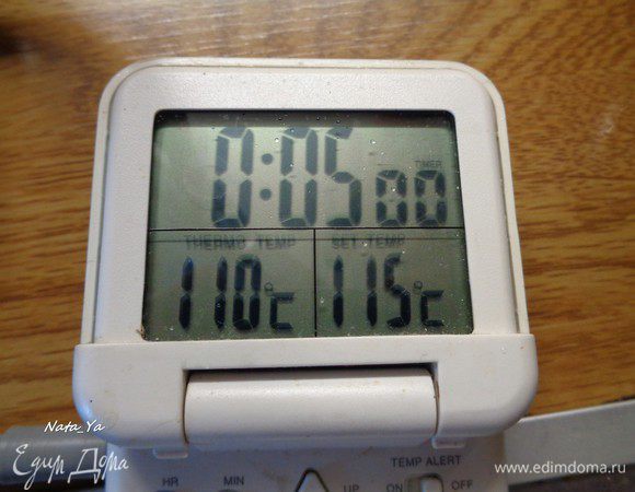 Вернем на сильный огонь, кипятим около 4-х минут. Сироп должен достигнуть температуры 115°С или пробы на мягкий шарик. Если нет термометра, то, начиная с третьей минуты кипячения, нужно пробовать сироп на шарик. Для этого сотейник нужно отставлять с огня, брать треть чайной ложки сиропа, опускать в ледяную воду. Если мягкий шарик удалось скатать, значит, кипятить больше не стоит, если нет, вернуть на огонь еще на минуту. Опять попробовать.