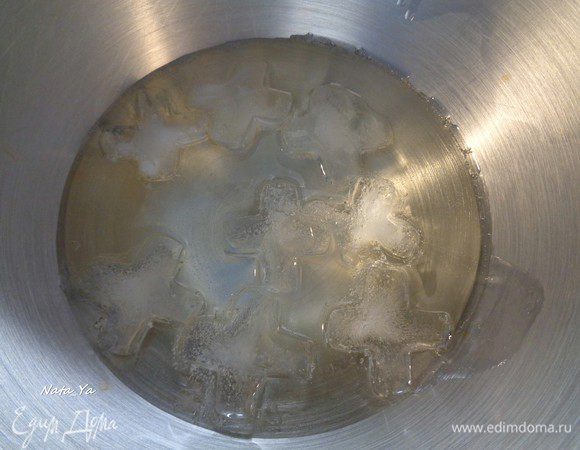 Кубики льда и миска у нас подготовлены. Выльем кипящий сироп в миску, в которой будем впоследствии взбивать. Сверху выложим кубики льда. Не нужно бояться, что сироп смешается с водой, этого не произойдет. Лед поможет равномерно остудить будущую помадку. Произойдет кристаллизация с образованием очень мелких кристаллов сахара, что нам и нужно.