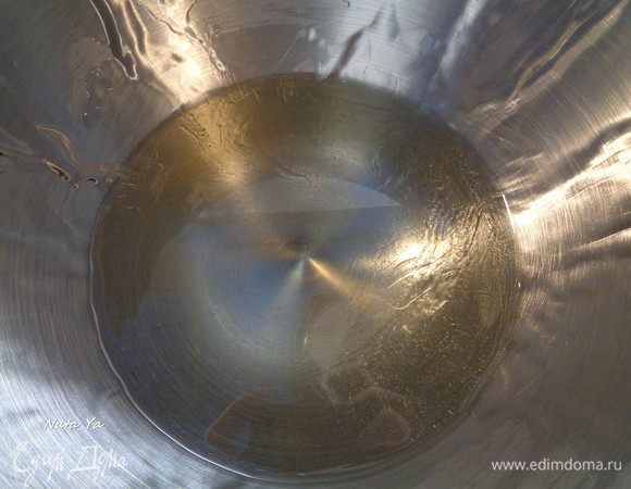 Когда сироп остынет примерно до 40°С (около 15–20 минут), сольем воду. Это будет легко сделать, потому что сверху у нас будет слой воды, а под ним — сироп.