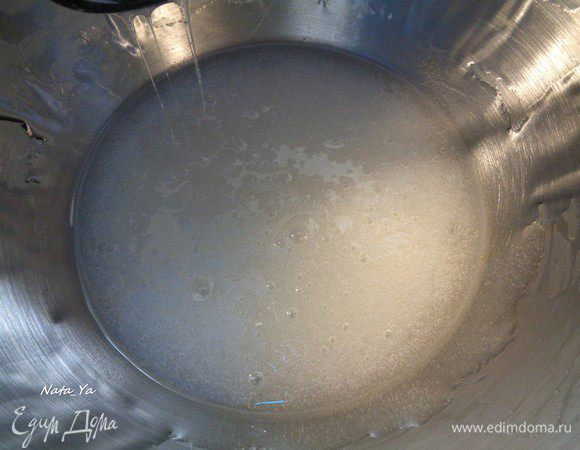 Начнем взбивать. На взбивание помадки уйдет примерно 15–20 минут. Сначала она слегка побелеет.