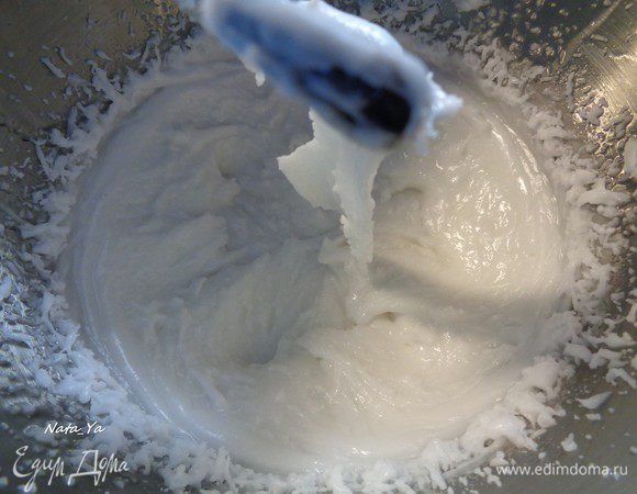 Станет трудно мешать. В самом конце будет вот такая густая смесь. Правильно взбитая помадка к рукам не липнет, так что трогаем ее!