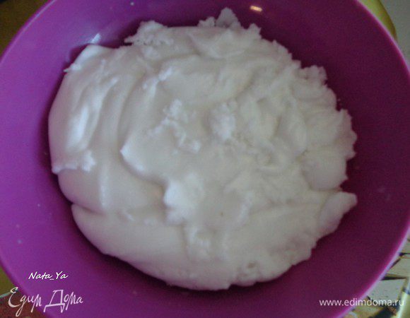 Выложим помадку в контейнер с крышкой и оставим на сутки на столе для дальнейшего созревания. Затем уберем в холодильник.