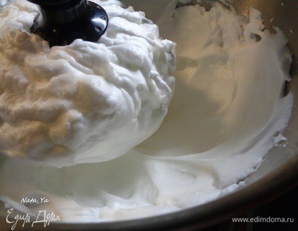 После того, как белки постояли ночь, можно заняться приготовлением коржей. Духовку разогреем до 170°С. Белки взобьем на средней скорости миксера до мягких пиков.
