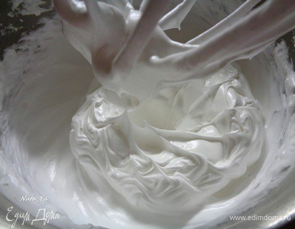 Не прекращая взбивать, добавить сахар и взбить до жестких пиков.