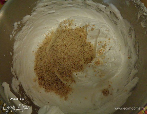 В 3–4 приема добавить ореховую муку, каждый раз аккуратно, но тщательно перемешивая по кругу и снизу вверх, не давая белкам опасть.