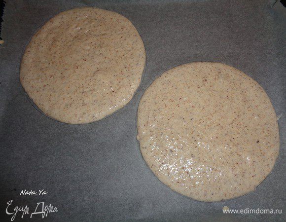 Аккуратно, начиная от центра, распределить тесто по кругу тонким слоем. Посыпать каждый круг сахарной пудрой. Дать постоять 10 минут, затем еще раз посыпать сахарной пудрой.