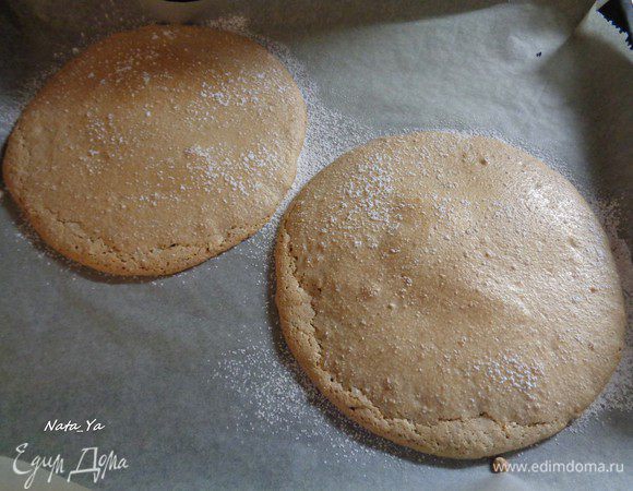 Выпекать 20–25 минут до золотистого цвета коржей.