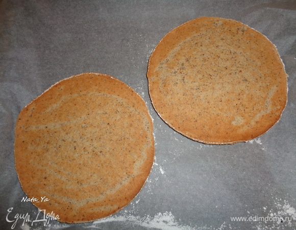 Аккуратно снять пергамент с еще теплых коржей.