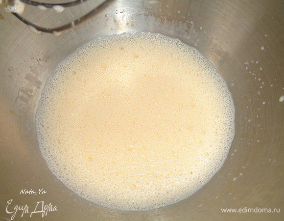 Пусть коржи остывают. Можно, при желании, оставить их на ночь. А пока займемся приготовлением крема. Сливочное масло для крема должно быть комнатной температуры. Нарежьте его на кубики и оставьте таять. Желтки взбить с небольшим количеством молока. 30 г желтков – это примерно 1,5 средних яйца.