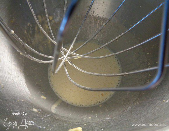 Смешать до однородности с мукой и крахмалом.