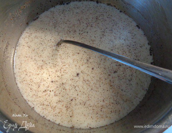 Оставшееся молоко вылить в сотейник, добавить сахар и ваниль, растворить и довести до кипения. Я использовала ванильный порошок. Если вы будете использовать ванильный стручок, то предварительно разрежьте его вдоль и достаньте семена ванили.