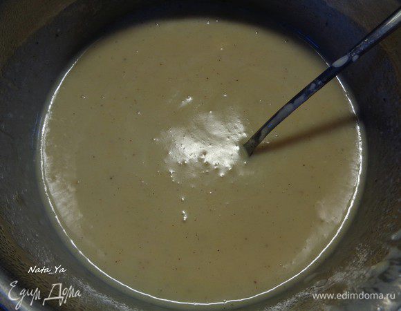 Переключить огонь на медленный. Постоянно взбивая венчиком, вылить в молоко мучную смесь. Уварить до загустения.