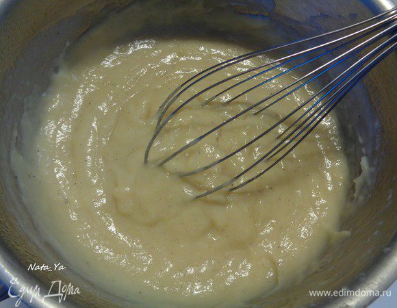 Миску поставить на лед или в холодную воду. Остудить, взбивая венчиком.