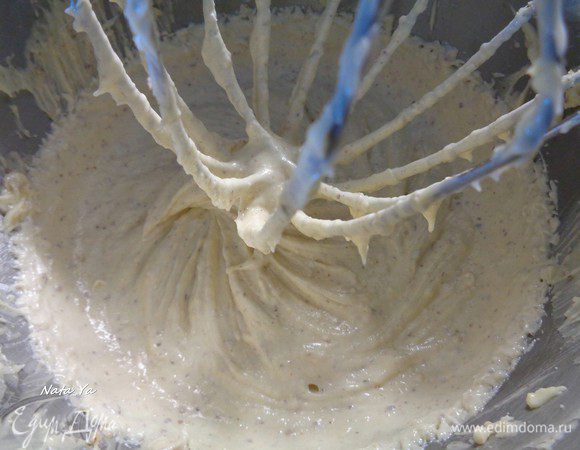 Добавить фундучную муку, взбить.