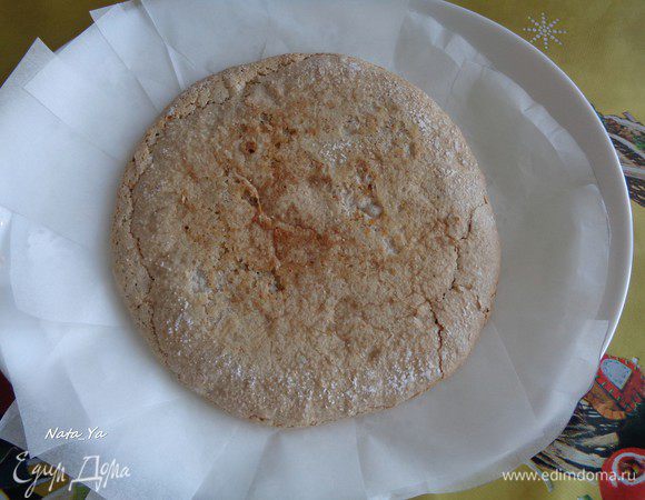 Сборка торта. Самый ровный и красивый корж отложить для верха торта. На плоское блюдо положить первый корж. Края коржа защитить нарезанной на кусочки пергаментной бумагой. Можно собирать торт также в разъемной форме.