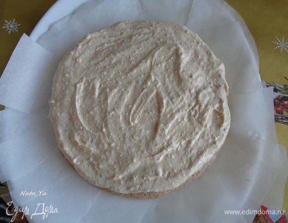 Корж промазать кремом.