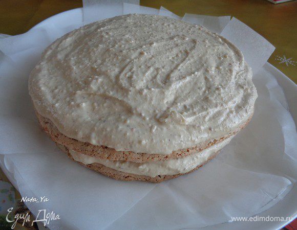 Сверху уложить следующий корж, опять промазать кремом.