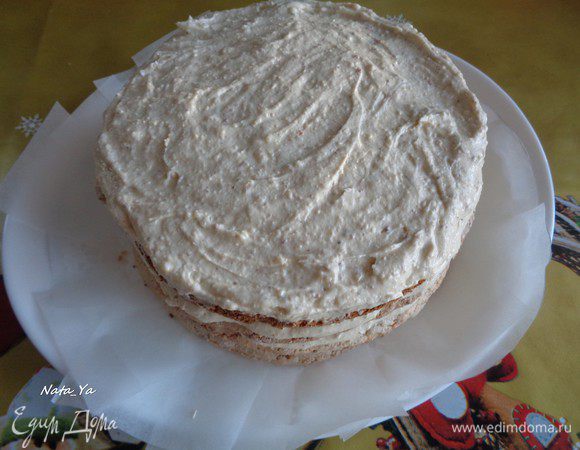 И так, пока не израсходуются все коржи и почти весь крем. Остатки крема пустить на бока торта. Я один корж испортила, поэтому у меня торт из 5-ти коржей. Но высокий все равно получился.