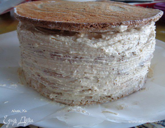 Верх торта накрыть коржом плоской стороной вверх.