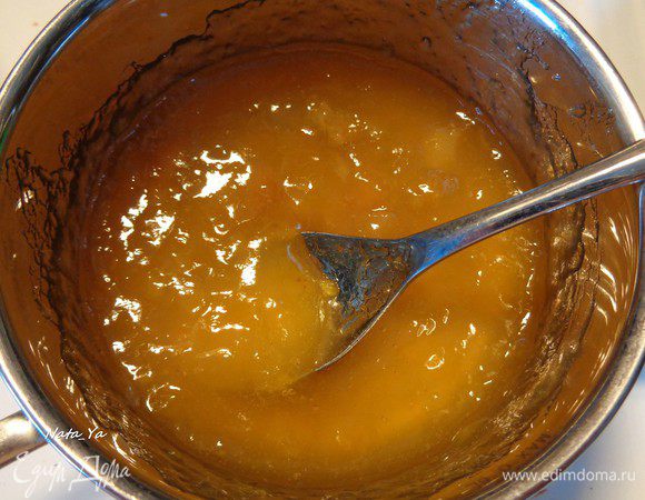 Подогреть абрикосовый конфитюр.