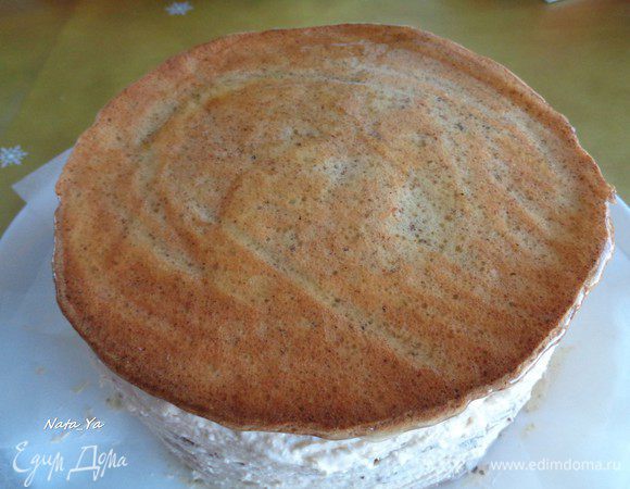 Кисточкой покрыть торт теплым конфитюром. Убрать торт в холодильник на несколько часов или на ночь.