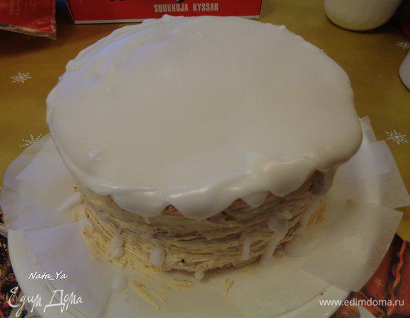 Вылить помадку на верхний корж.