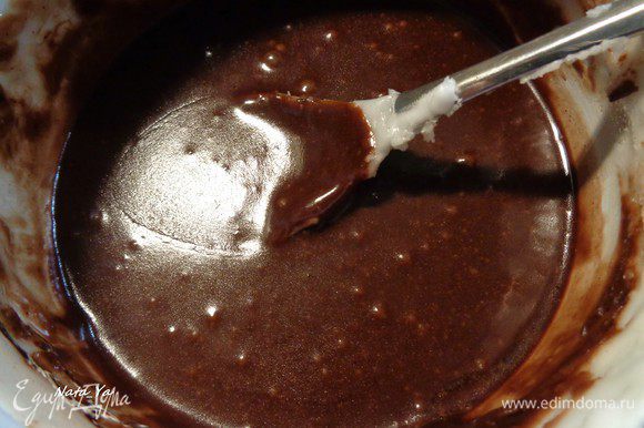 В оставшуюся 1/3 помадки добавить какао-порошок. Размешать. Держим помадку все время на водяной бане, чтобы она не застыла.