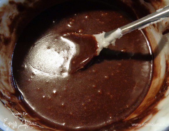 В оставшуюся 1/3 помадки добавить какао-порошок. Размешать. Держим помадку все время на водяной бане, чтобы она не застыла.