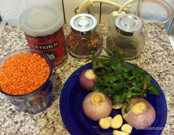 Чечевицу надо хорошо промыть (5-6 раз), от этого зависит цвет супа. Потом залить 2-я литрами вода и довести до кипения, снять пену и варить 15 минут без крышки потом накрыть крышкой и варить еще 20 минут. У меня чечевица турецкая она быстро варится.