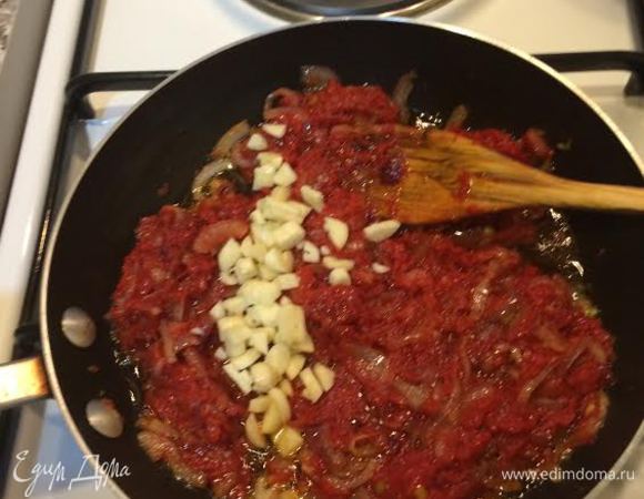 Лук крупно нарезать и потушить на растительном масле, добавить томатную пасту (не заменять на помидоры, так как вкус будет не тот, вообще в турецкой кухне часто используется томатная паста) затем добавить чеснок и тушить минутку. Добавить зажарку к чечевице и варить минут 5.