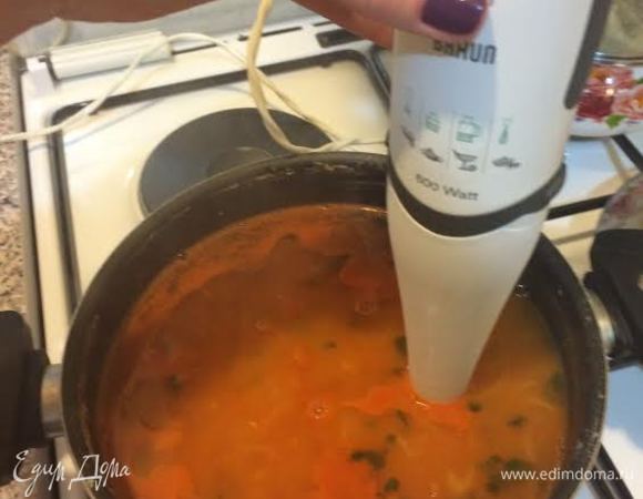 Зелень мелко нарезать и добавить в суп. Проварить 1-2 минуты. Потом взбить все блендером.