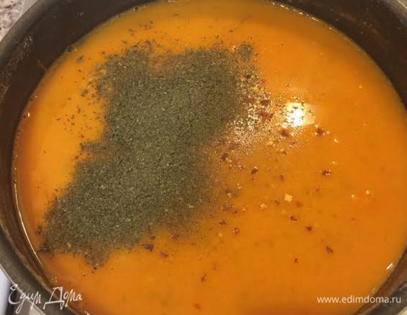 Вернуть на огонь, добавить мяту, перец и соль. Дать покипеть 1-2 минуты и снять с огня.