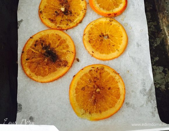 Аккуратно достаем апельсины и укладываем на пергамент, пусть остужаются. (В идеале должны часов 8 отлежаться). Сироп сохраняем.