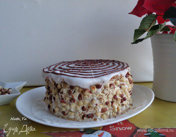 Затем провести по ним зубочисткой перпендикулярные линии от центра торта к краю и наоборот, каждый раз меняя направление на противоположное. Тут меня ждал конфуз. Дело в том, что помада очень быстро застыла, буквально мгновенно, хотя на водяной бане казалась жидкой. Поэтому, к сожалению, сделать красивую паутинку у меня не получилось. В следующий раз нужно будет больше ее развести и предварительно опробовать на чем-нибудь.