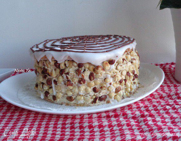 Края торта украсить крупно нарезанным фундуком.