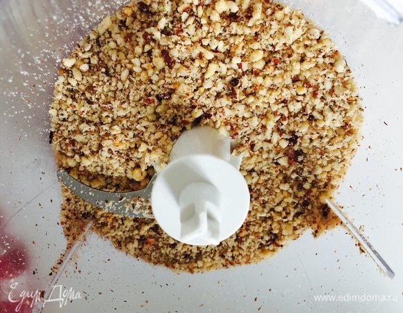 Теперь подготавливаем ингридиенты для теста. Лесные орехи надо растолочь в мелкую крошку.