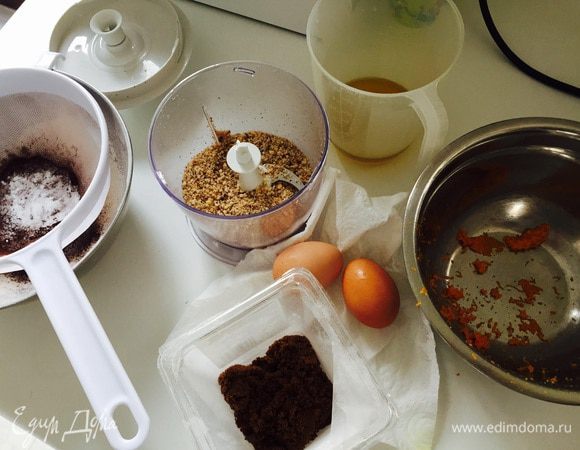 Натереть цедру апельсина, выжать сок, нам надо 50 мл. Все сухие ингредиенты просеять (мука, разрыхлитель, соль, какао).